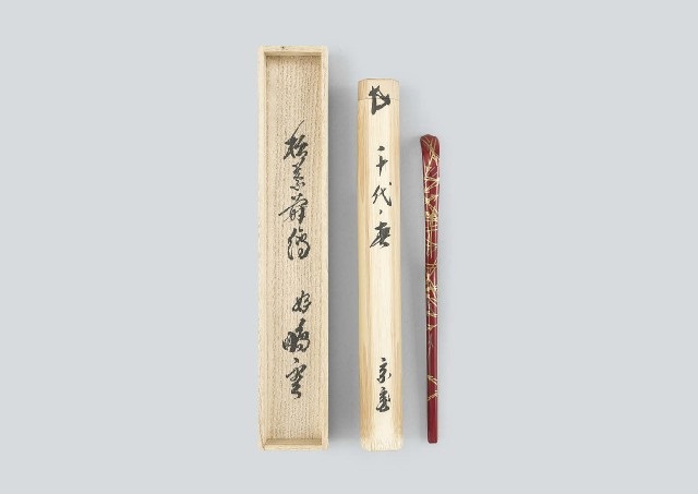 Chashaku tea scoop with design of pine tree in maki-e lacquer 松葉